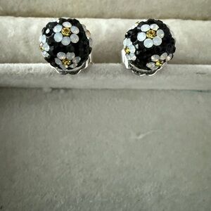 Hillberg and Berk sweet Daisy Earrings